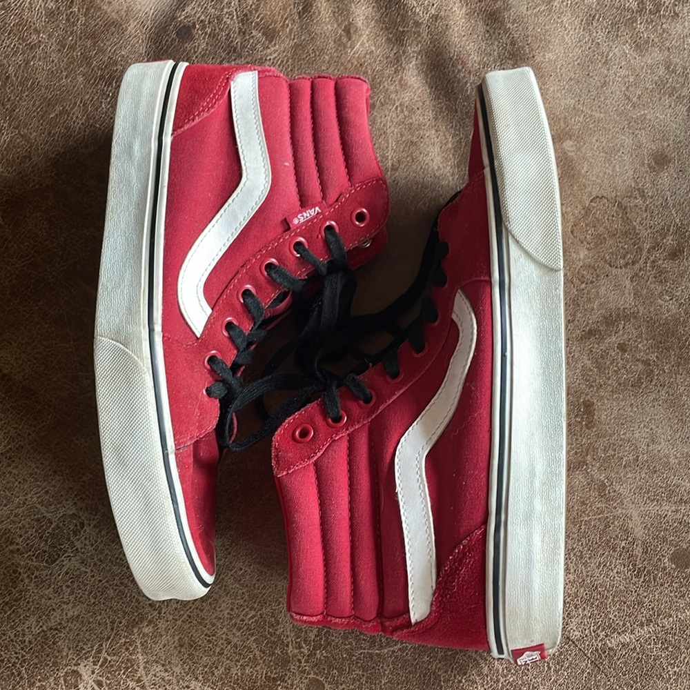 Van's Off The Wall Men's Red Suede Old School
Style High Tops. Good Condition.